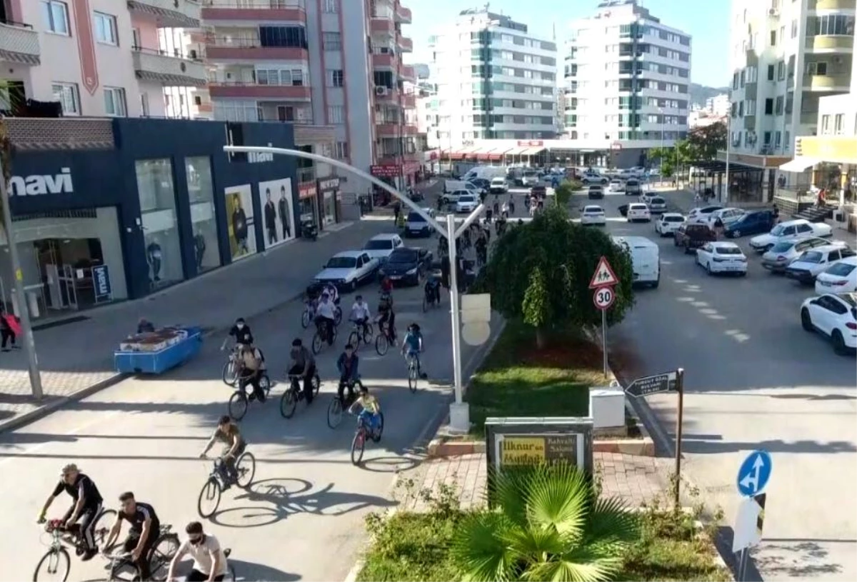 Adana\'da pedallar sağlıklı yaşam için çevrildi