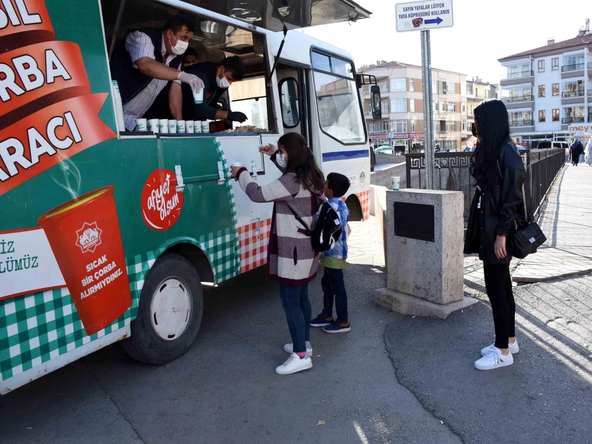 Aksaray Üniversitesi öğrencileri, belediyenin çorba ikramıyla güne başlıyor