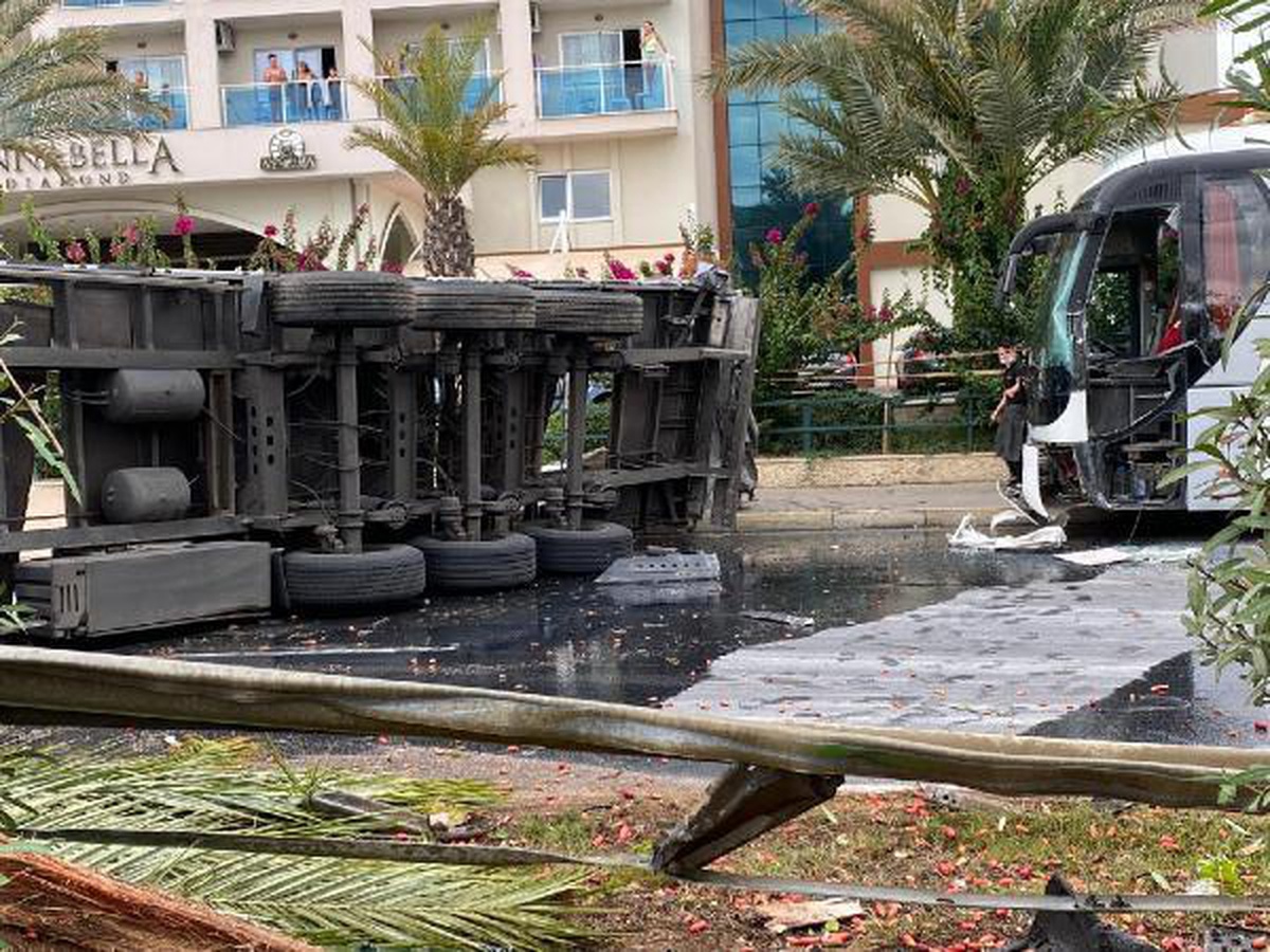Son dakika! Alanya\'da, sürücünün ağır yaralandığı TIR kazası kamerada
