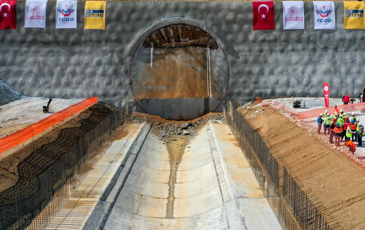 Ankara İzmir YHT projesindeki Türkiye\'nin en geniş TBM tünelinde ışık göründü