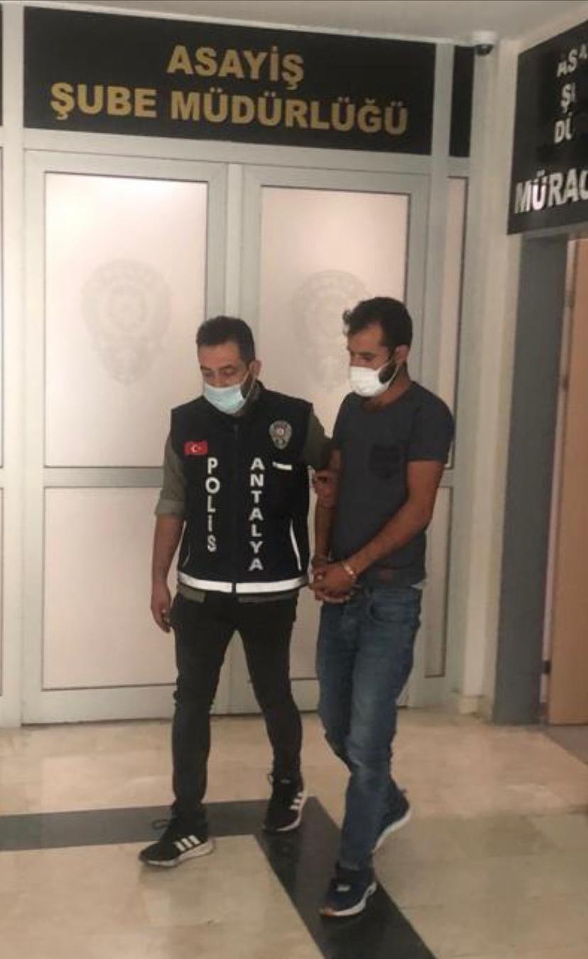 Son dakika haberleri | Antalya\'da kendisini istihbarat görevlisi olarak tanıtan dolandırıcılık zanlısı tutuklandı