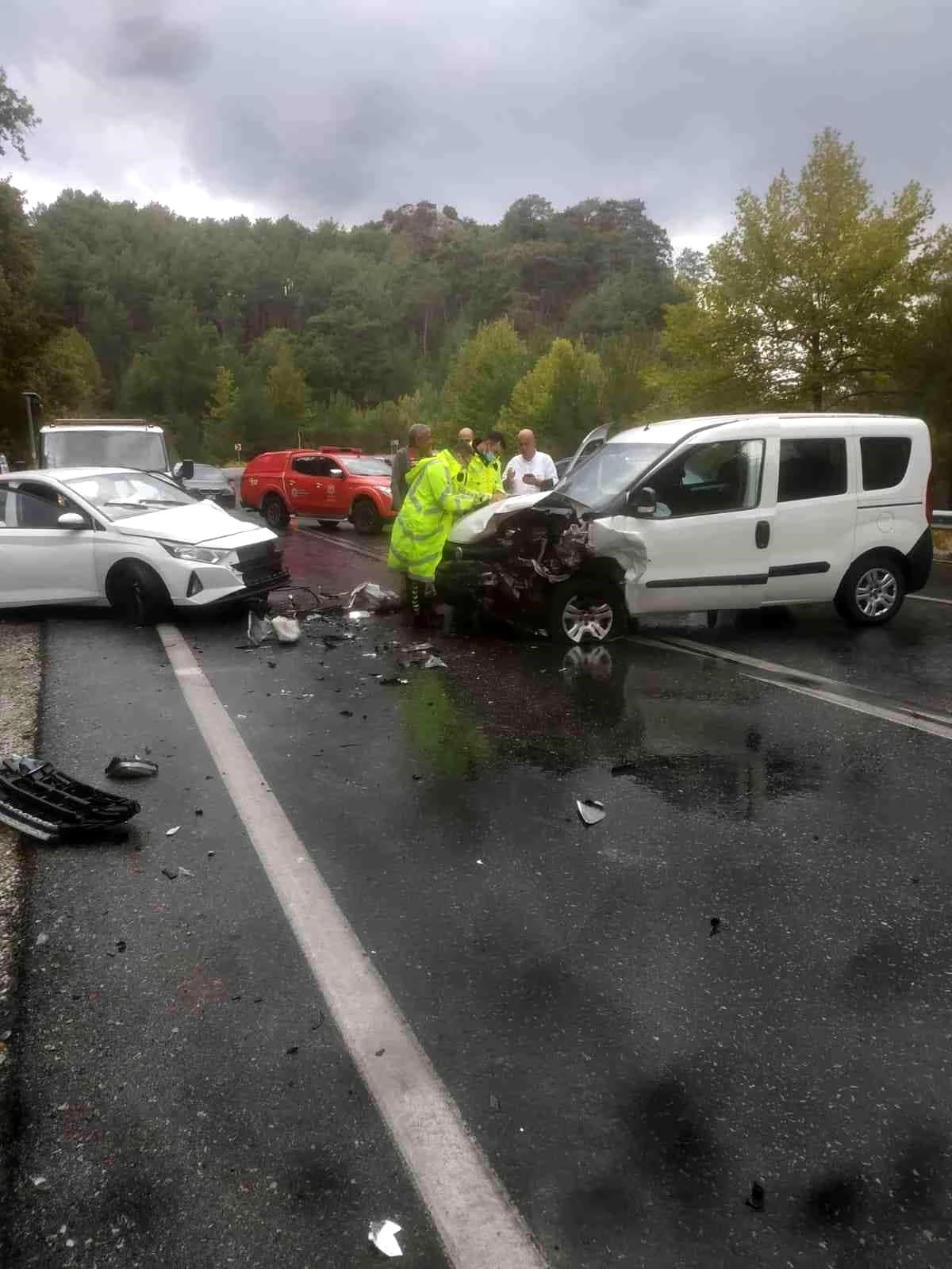 Antalya\'da yağış trafik kazalarına sebep oldu: 6 yaralı