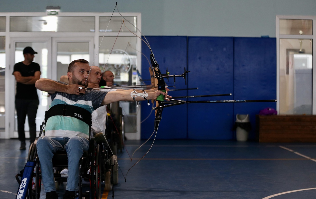 Antrenörlerinin hayatına dokunduğu engelli okçular, hedefi 12\'den vurmak istiyor