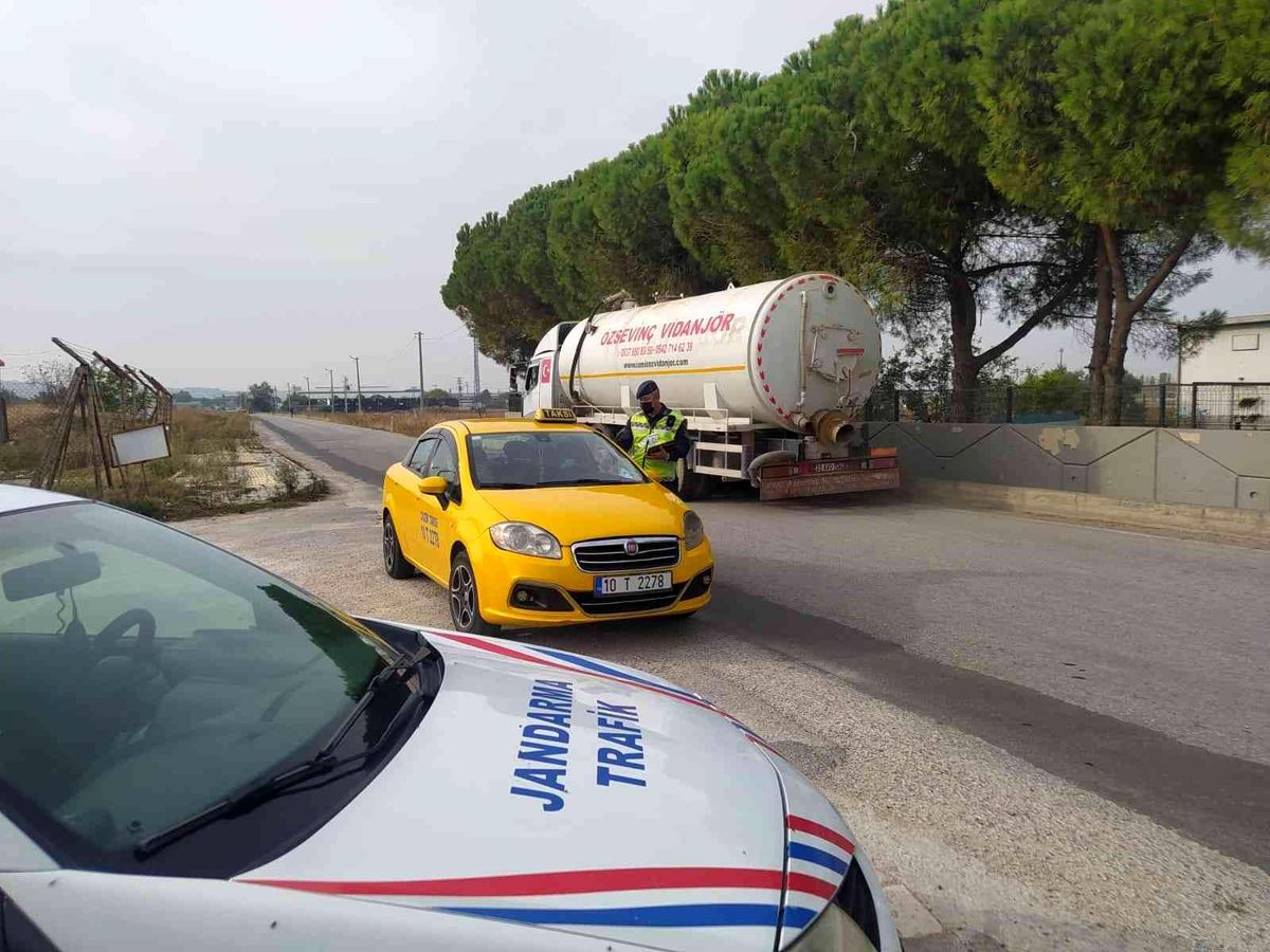 Son dakika haber! Balıkesir\'de polis ve jandarmadan 68 şahsa \'Huzur\' operasyonu