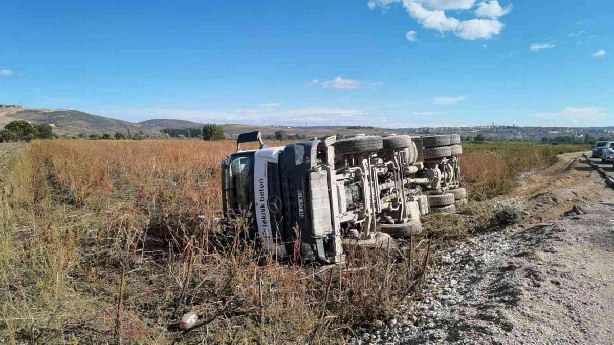 Beton mikseri tarlaya devrildi; 1 yaralı