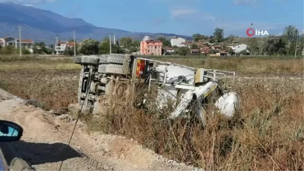 Beton mikseri tarlaya devrildi; 1 yaralı