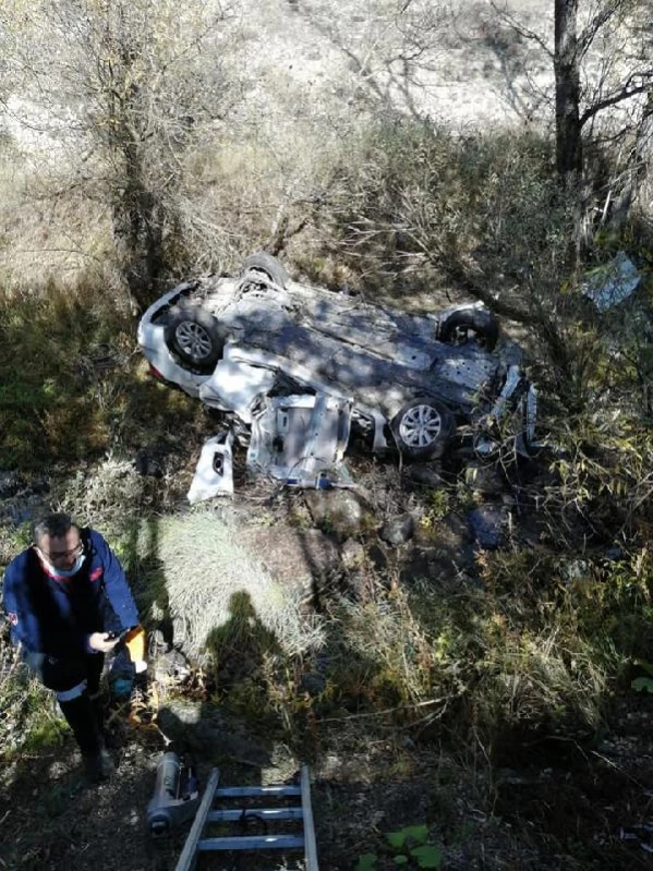 Dere yatağına uçan otomobildeki 2 kişi hayatını kaybetti