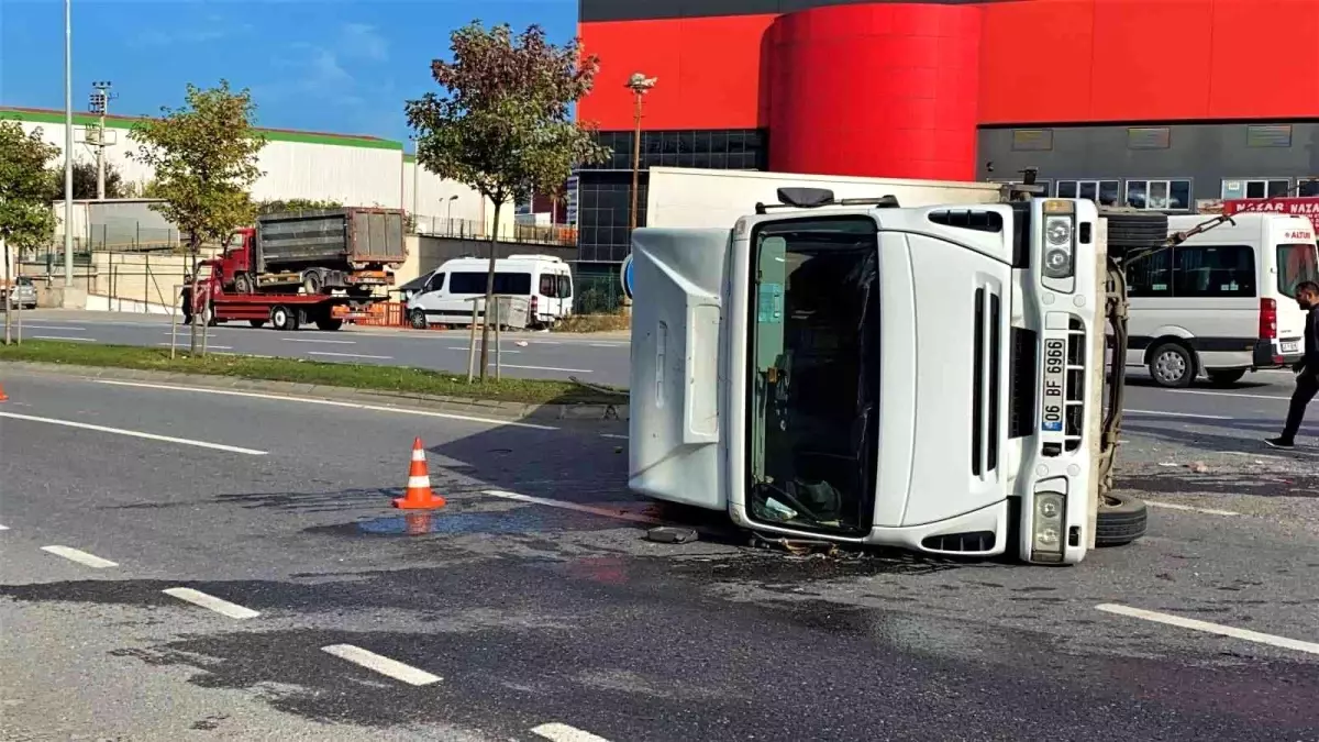 Çarpışan iki kamyondan biri devrildi, sürücü sıkışarak yaralandı