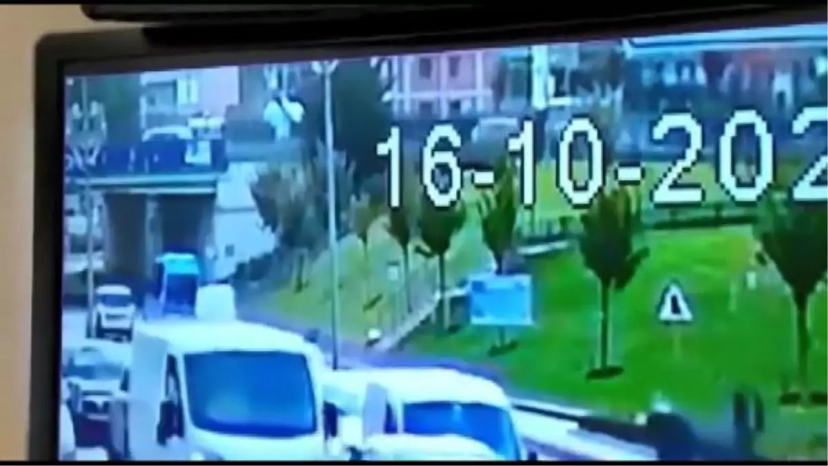 ÇEKMEKÖY\'DE HAFİF TİCARİ ARAÇ KALDIRIMDA BEKLEYENLERE ÇARPTI