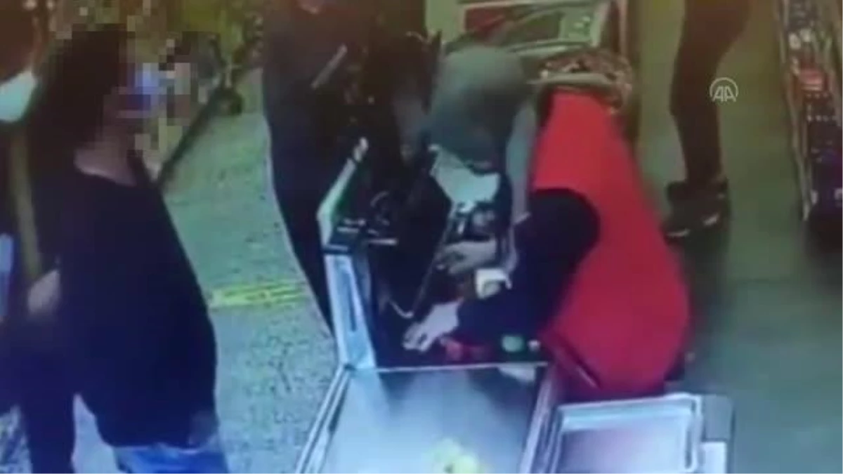 Çekmeköy\'de marketten hırsızlık yaptıkları iddiasıyla 3 şüpheli yakalandı