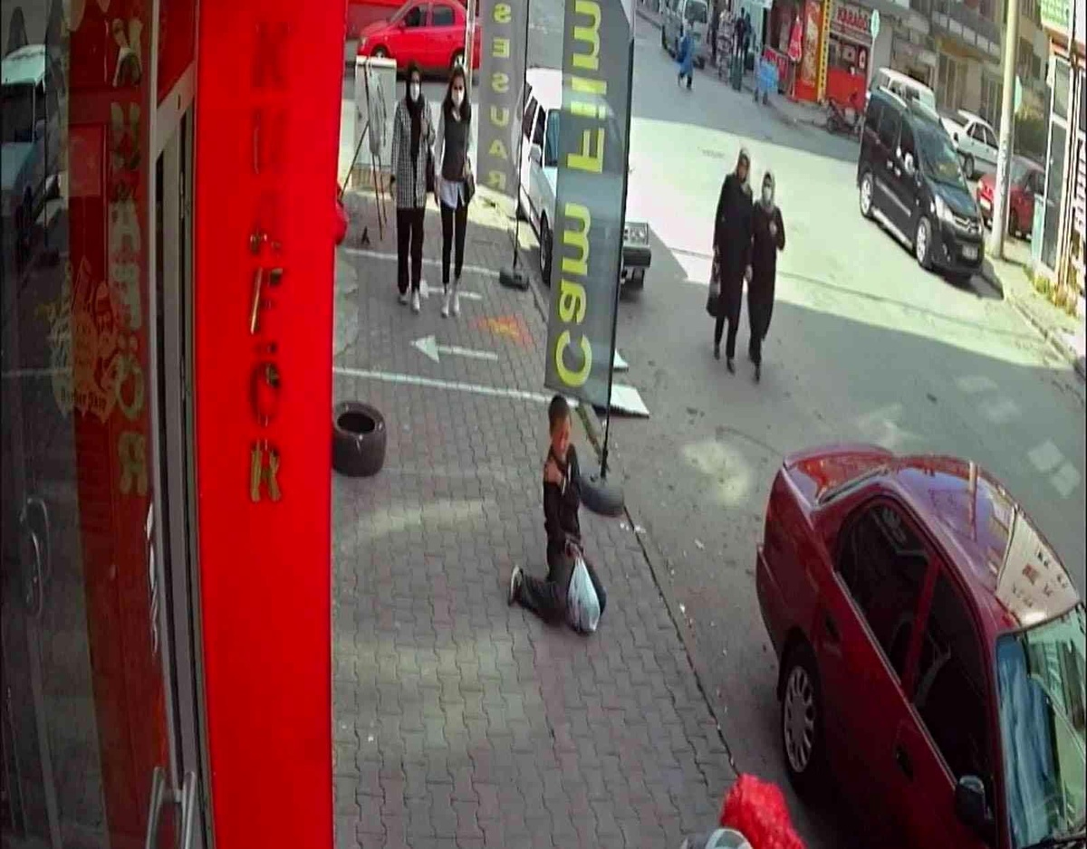 Çocuğa telefon dayağı güvenlik kamerasında