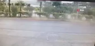 Devrilen tırın dorsesi, tur otobüsüne çarptı...Kaza anı kameralara yansıdı