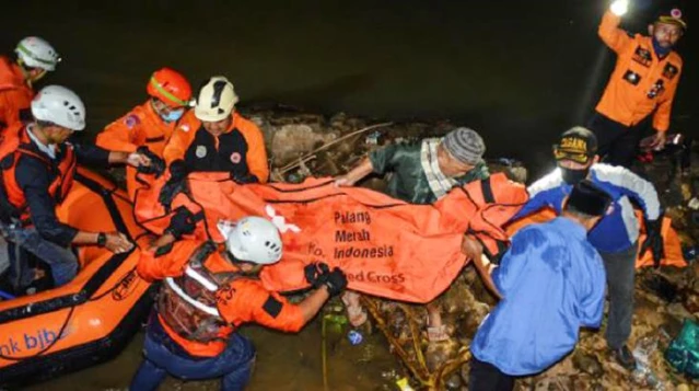 Endonezya'da nehre düşen 11 çocuk, el ele tutuştukları için boğularak can verdi