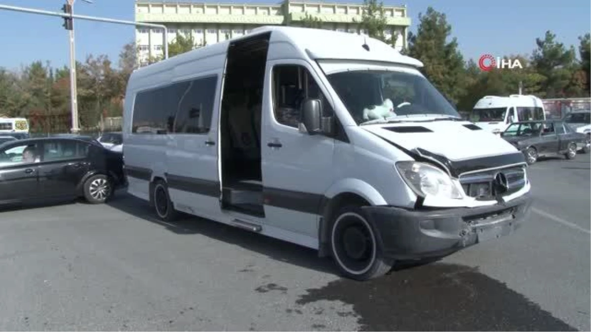 Elazığ\'da minibüs ile otomobil çarpıştı: 2 yaralı