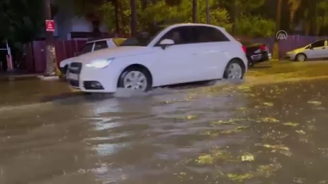 Muğla'nın Fethiye ilçesinde sağanak su baskınlarına neden oldu