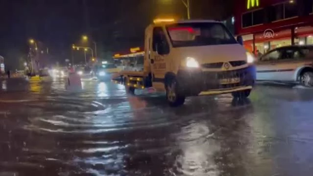 Muğla'nın Fethiye ilçesinde sağanak su baskınlarına neden oldu