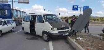 Gediz'de minibüsle otomobil çarpıştı: 3 yaralı