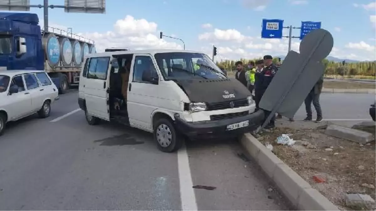 Gediz\'de minibüsle otomobil çarpıştı: 3 yaralı