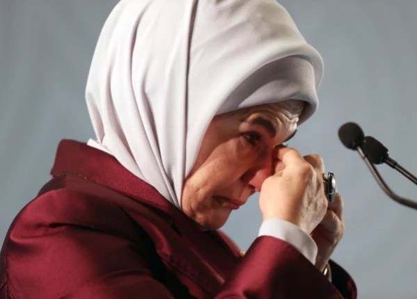Emine Erdoğan, Filistinli çocukları anlatırken gözyaşlarına boğuldu