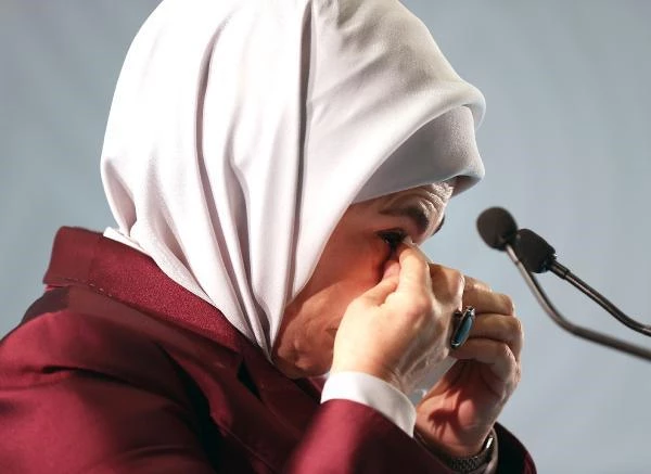 Emine Erdoğan, Filistinli çocukları anlatırken gözyaşlarına hakim olamadı