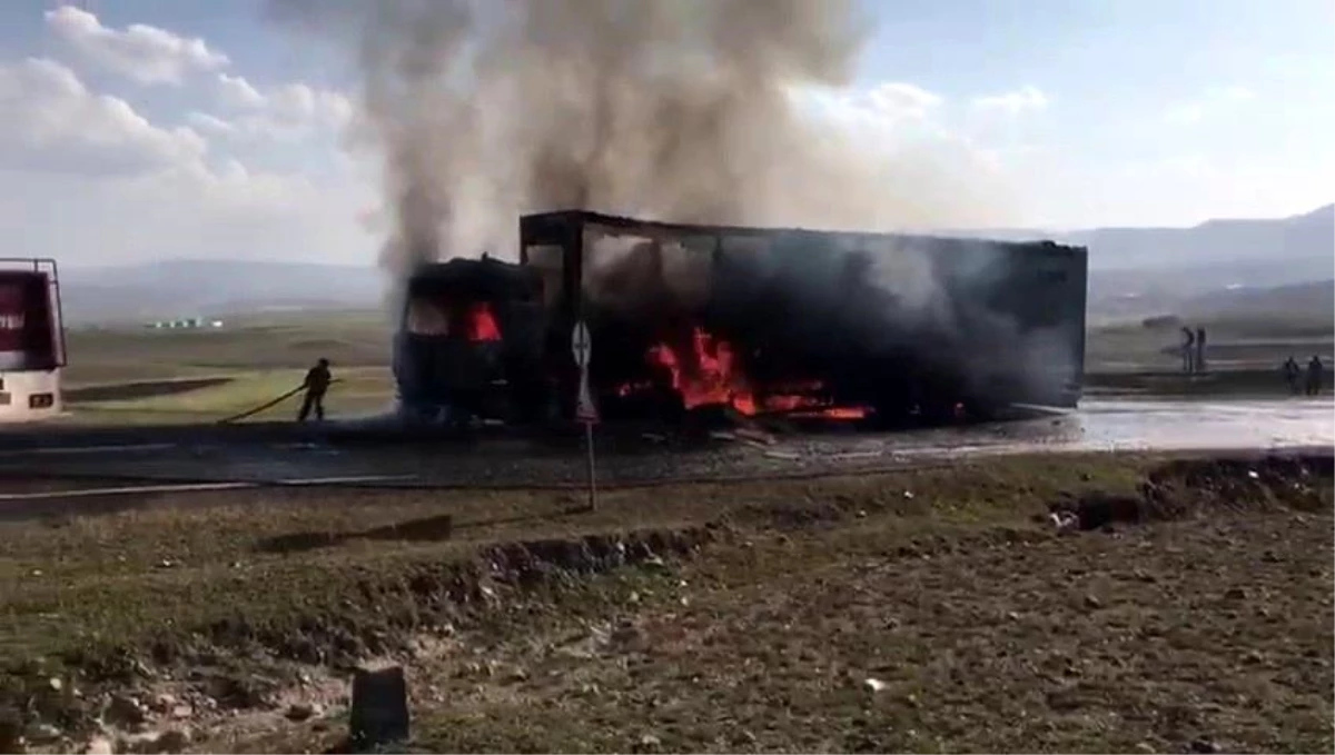 Gürcistan\'a giden Azerbaycan plakalı Tır seyir halindeyken yandı