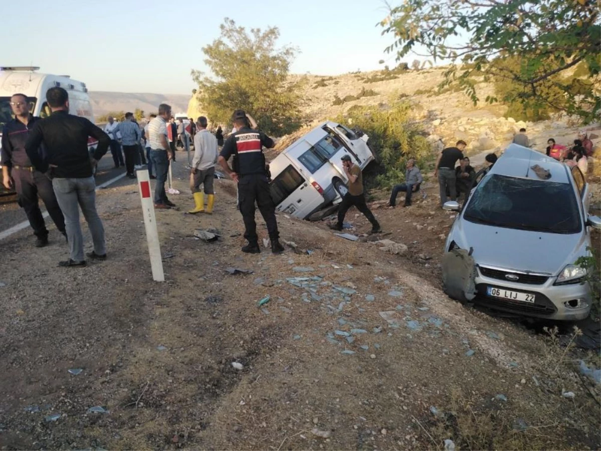 Gaziantep\'te minibüsle otomobilin çarpıştığı kazada can pazarı yaşandı: 2\'si ağır 12 yaralı