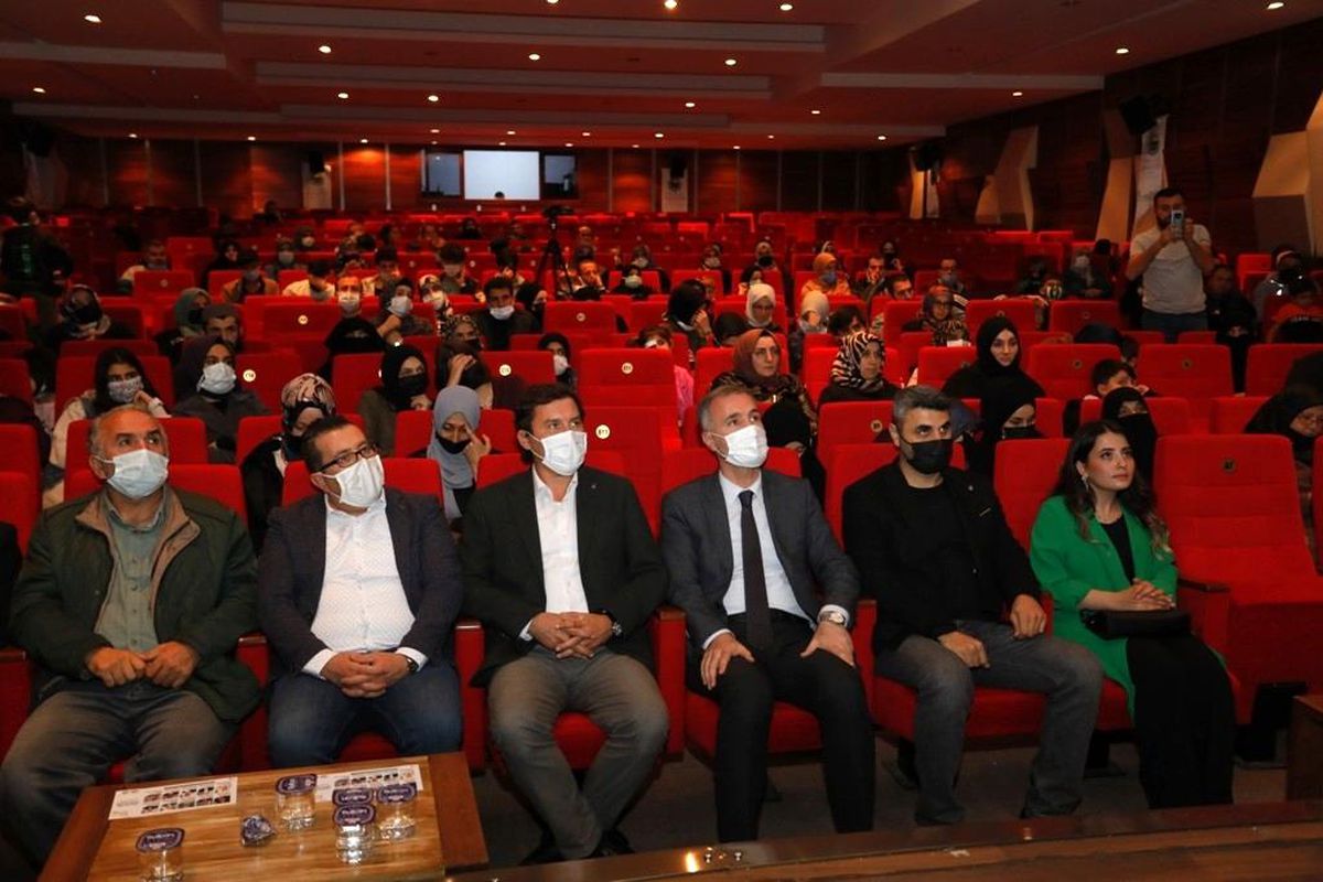 \'Huzurlu Aile Mutlu Gençlik\' semineri sürüyor