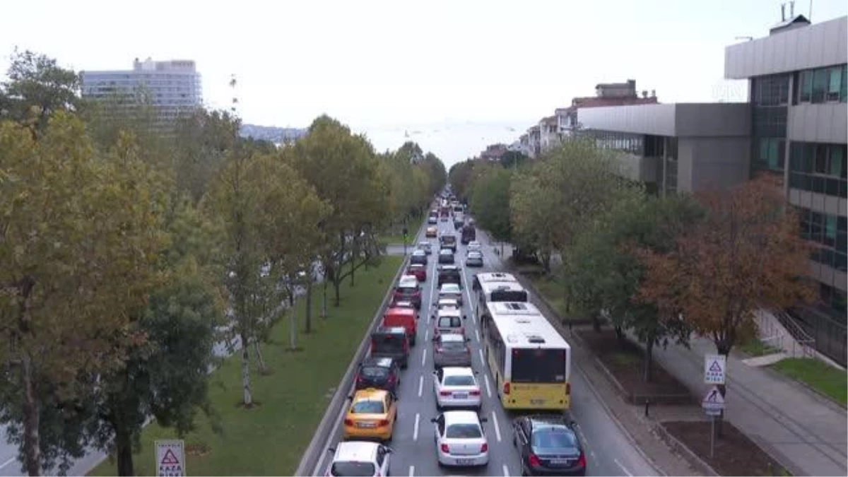 İBB\'nin Beşiktaş Meydanı\'ndaki çevre düzenlemesinden sonra artan trafik yoğunluğu tepki çekti