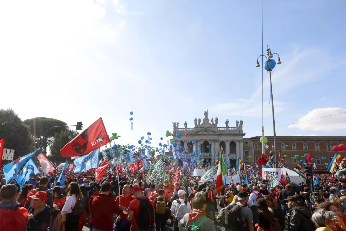 İtalya\'da işçi sendikalarından faşizm karşıtı miting