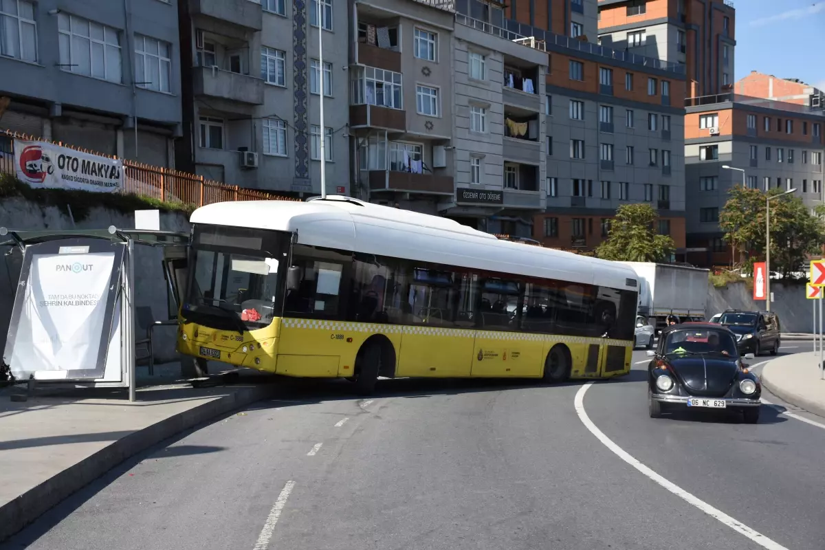 Kağıthane\'de İETT otobüsü durağa çarptı