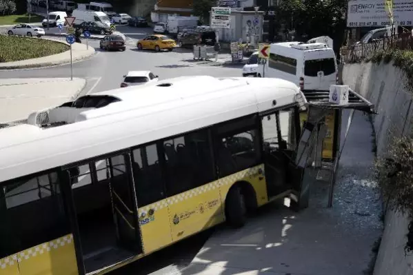 Kağıthane'de İETT otobüsü durağa çarptı