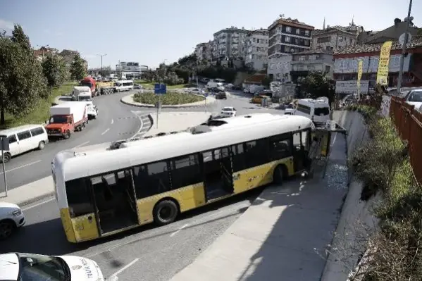 Kağıthane'de İETT otobüsü durağa çarptı