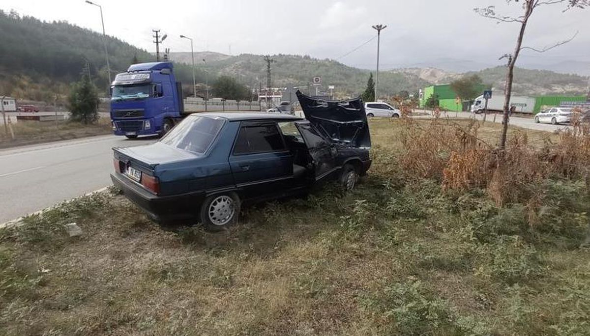 Karabük\'te refüje çıkan otomobildeki 2 kişi yaralandı