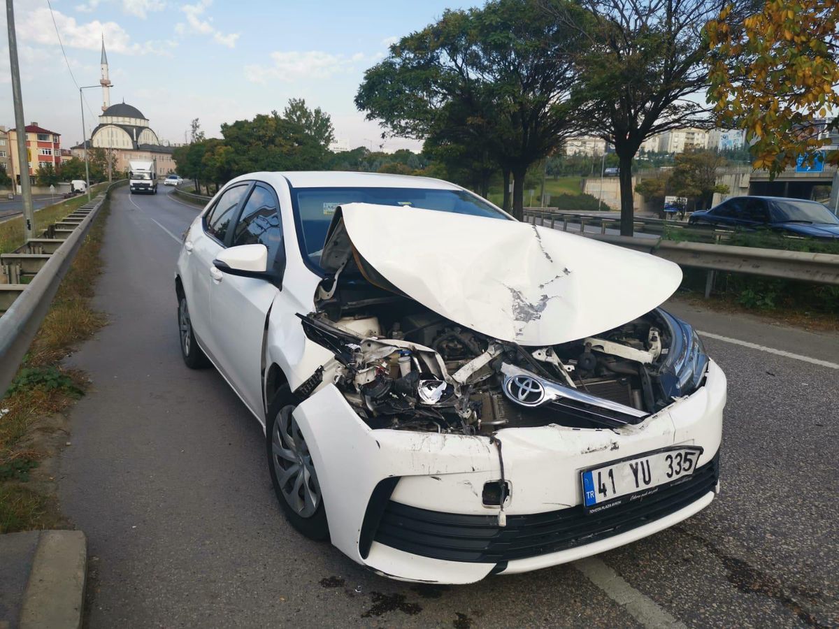 Son dakika haberi! Kocaeli\'de servis minibüsü ile otomobilin çarpıştığı kazada bir kişi yaralandı