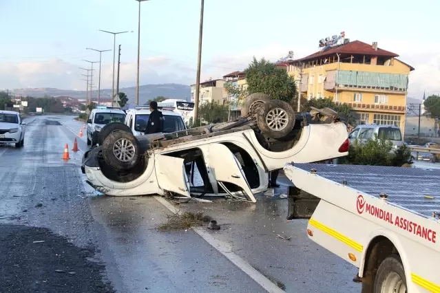 Kontrolden çıkan kamyonet takla atıp karşı şeride geçti: 3 yaralı