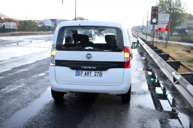 Kontrolden çıkan kamyonet takla atıp karşı şeride geçti: 3 yaralı