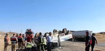 Lastiği patlayan kamyonet takla attı: 2 yaralı