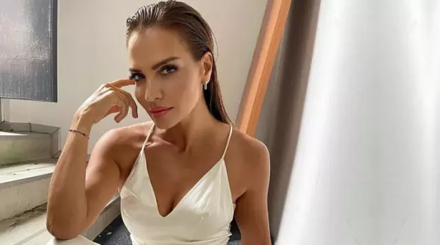 Ebru Akel, programına davet ettiği Op. Dr. Melih Gündüz'le el ele görüntülendi Ebru Akel, programına davet ettiği Op. Dr. Melih Gündüz'le el ele görüntülendi