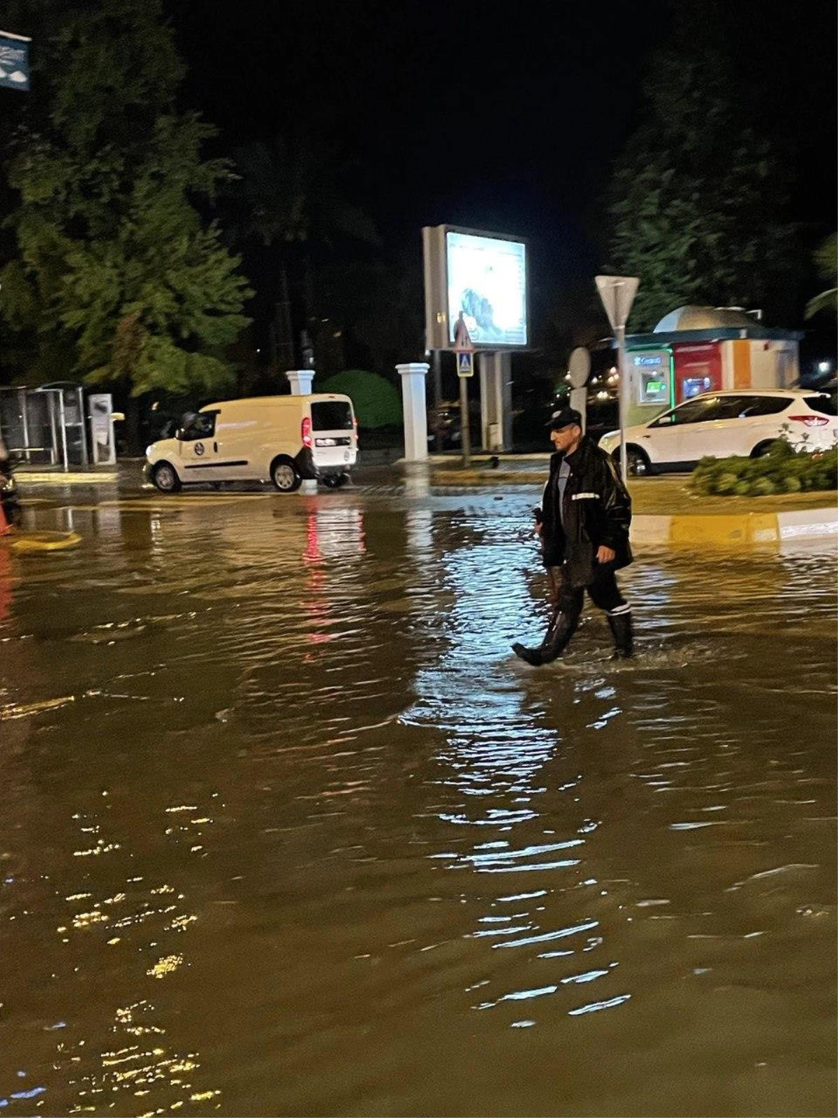 Muğla\'nın Fethiye ilçesinde sağanak su baskınlarına neden oldu