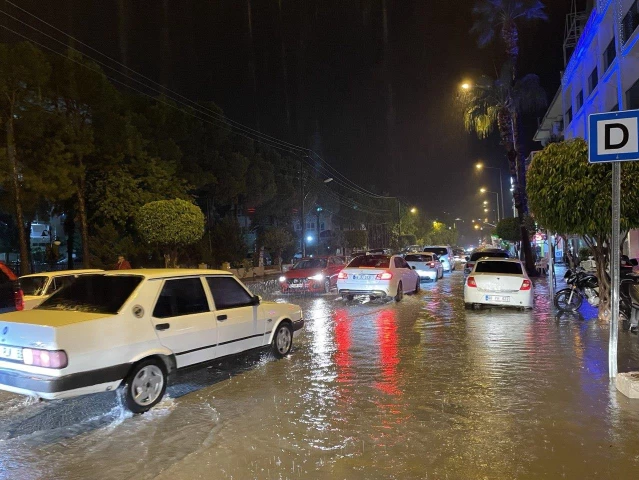 Muğla'nın Fethiye ilçesinde sağanak su baskınlarına neden oldu