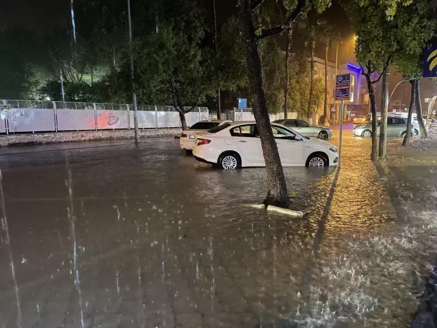 Muğla'nın Fethiye ilçesinde sağanak su baskınlarına neden oldu