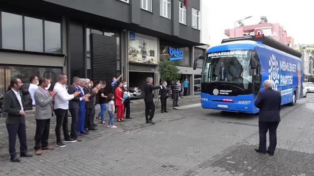 Muharrem İnce kaldırımda oturup öğrenciye fizik dersi verdi