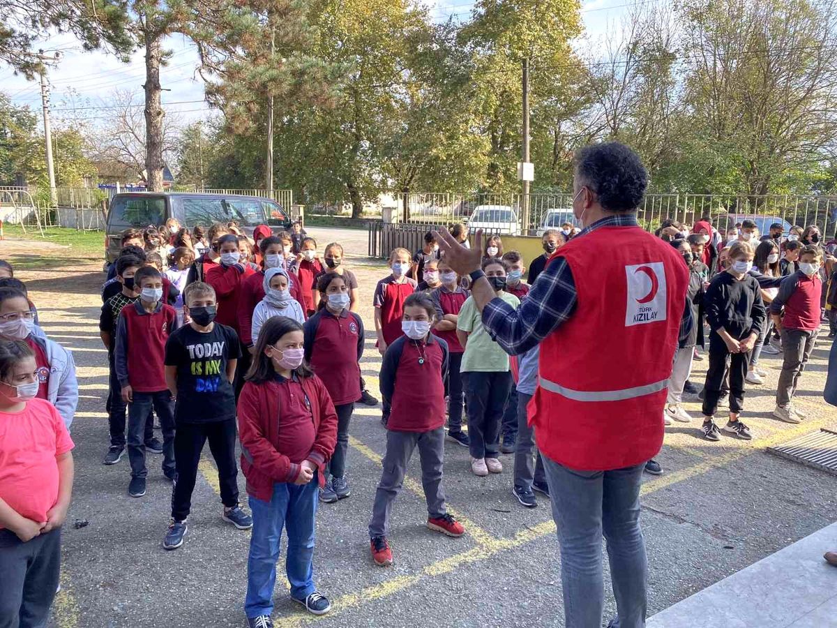 Öğrencilere maske ve dezenfektan dağıtıldı