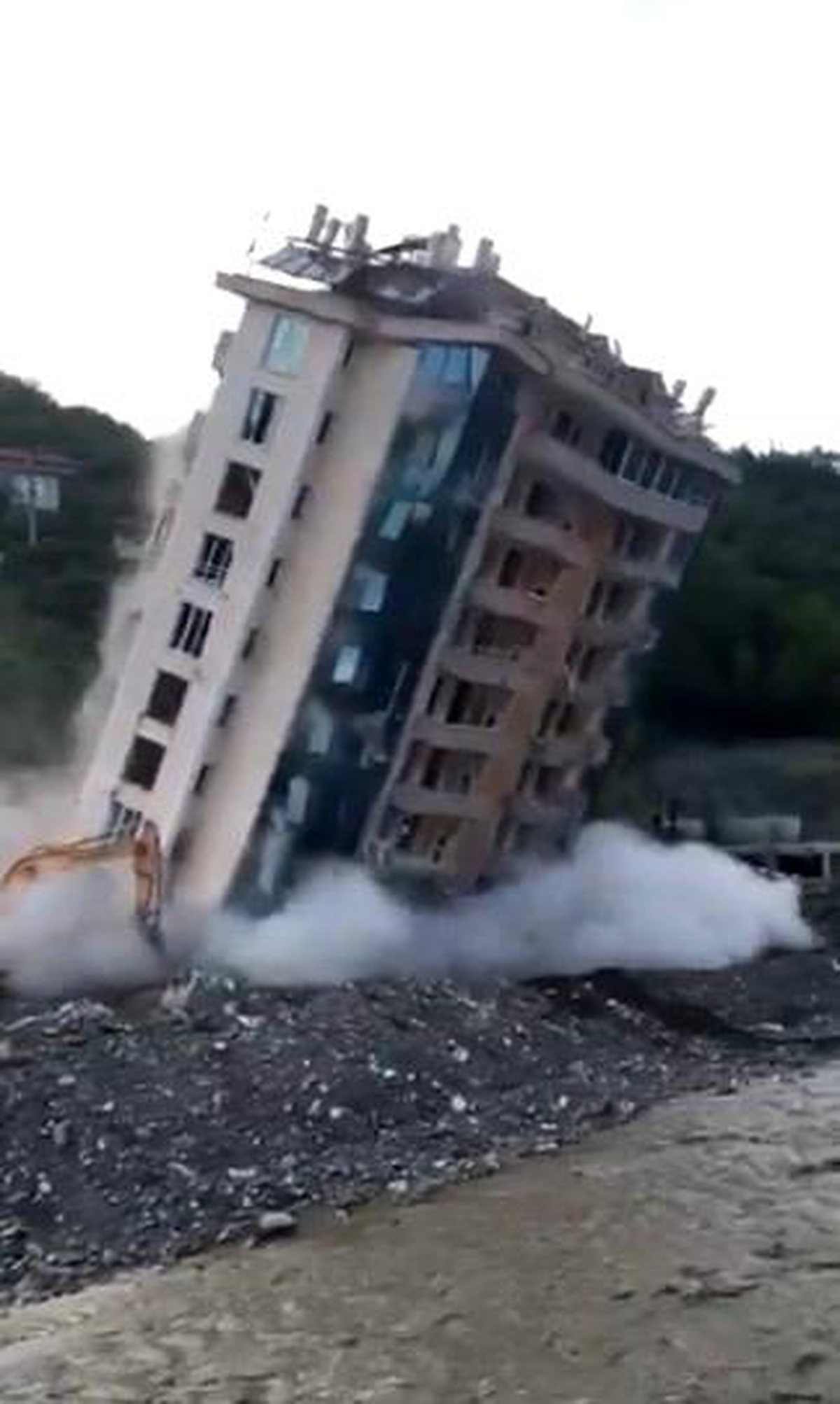 Selde zarar gören o müteahhidin bir apartmanı daha yıkıldı