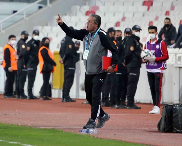 Sivasspor Yardımcı Antrenörü Bülent Albayrak, maçta kırmızı kart gördü