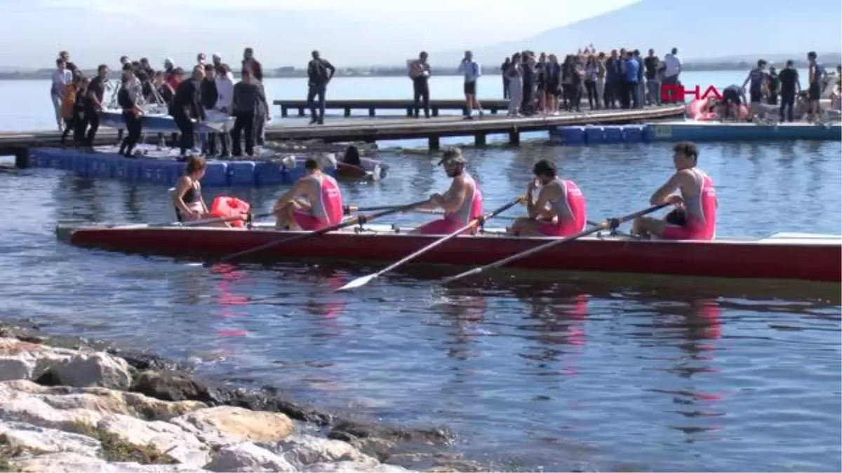 SPOR En iyi derece için İzmit Körfezi\'nde kürek çektiler