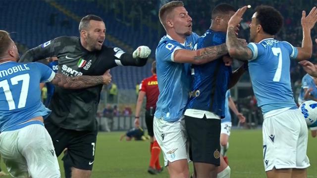 Lazio-Inter maçında ortalık savaş alanına döndü! İki takım futbolcuları boğaz boğaza kavga etti