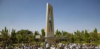 Son dakika gündem: Sudan'da binlerce kişi hükümetin feshi talebiyle Cumhurbaşkanlığı Sarayı önünde toplandı