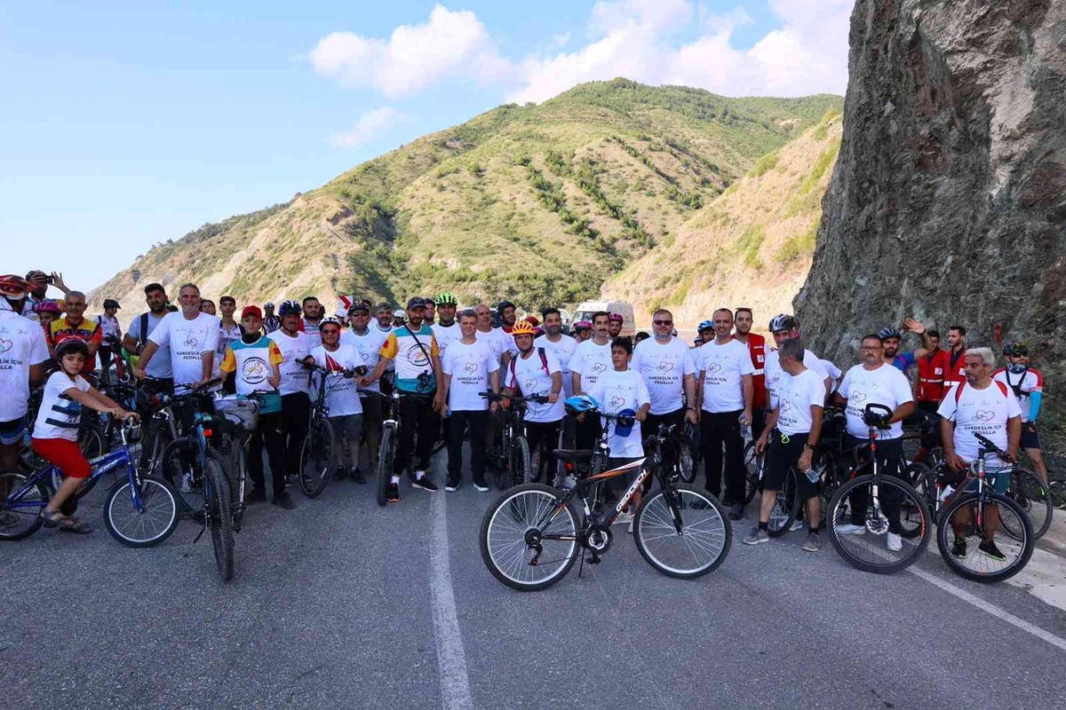 Suriyeli ve Türk vatandaşlar kardeşlik için pedal çevirdi