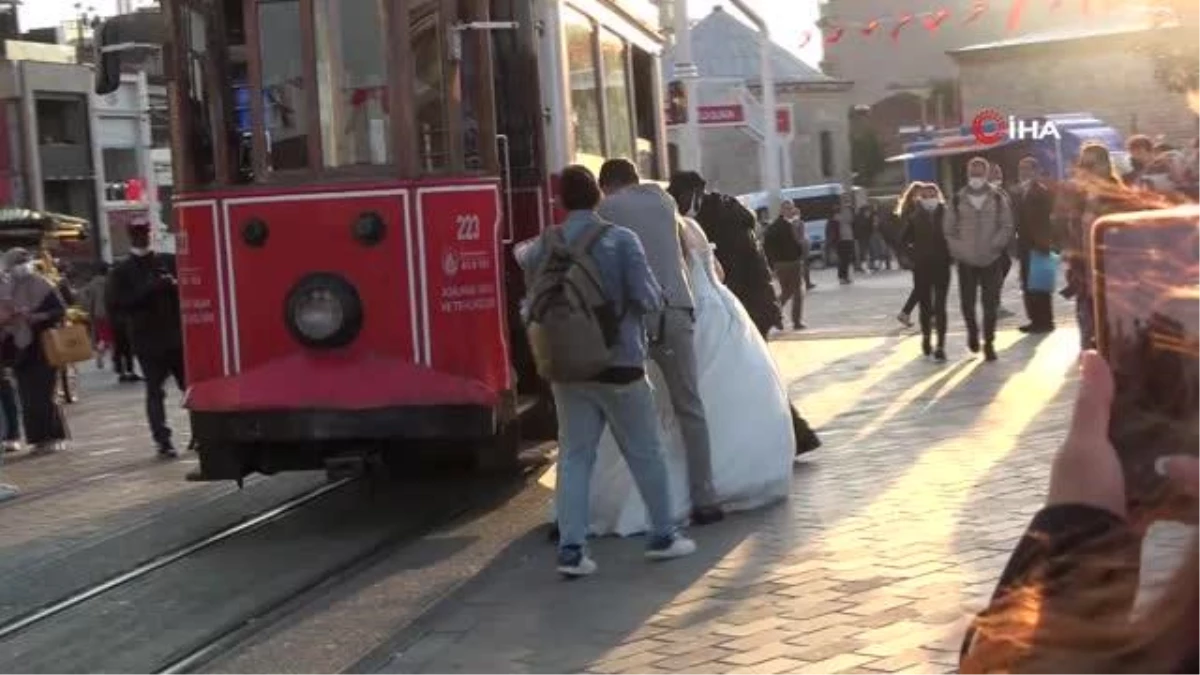 Taksim\'de gelinin fotoğraf çekiminde kaza ucuz atlatıldı